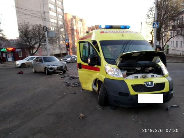 Реанимобиль на перекрестке врезался в легковушку в Ставрополе